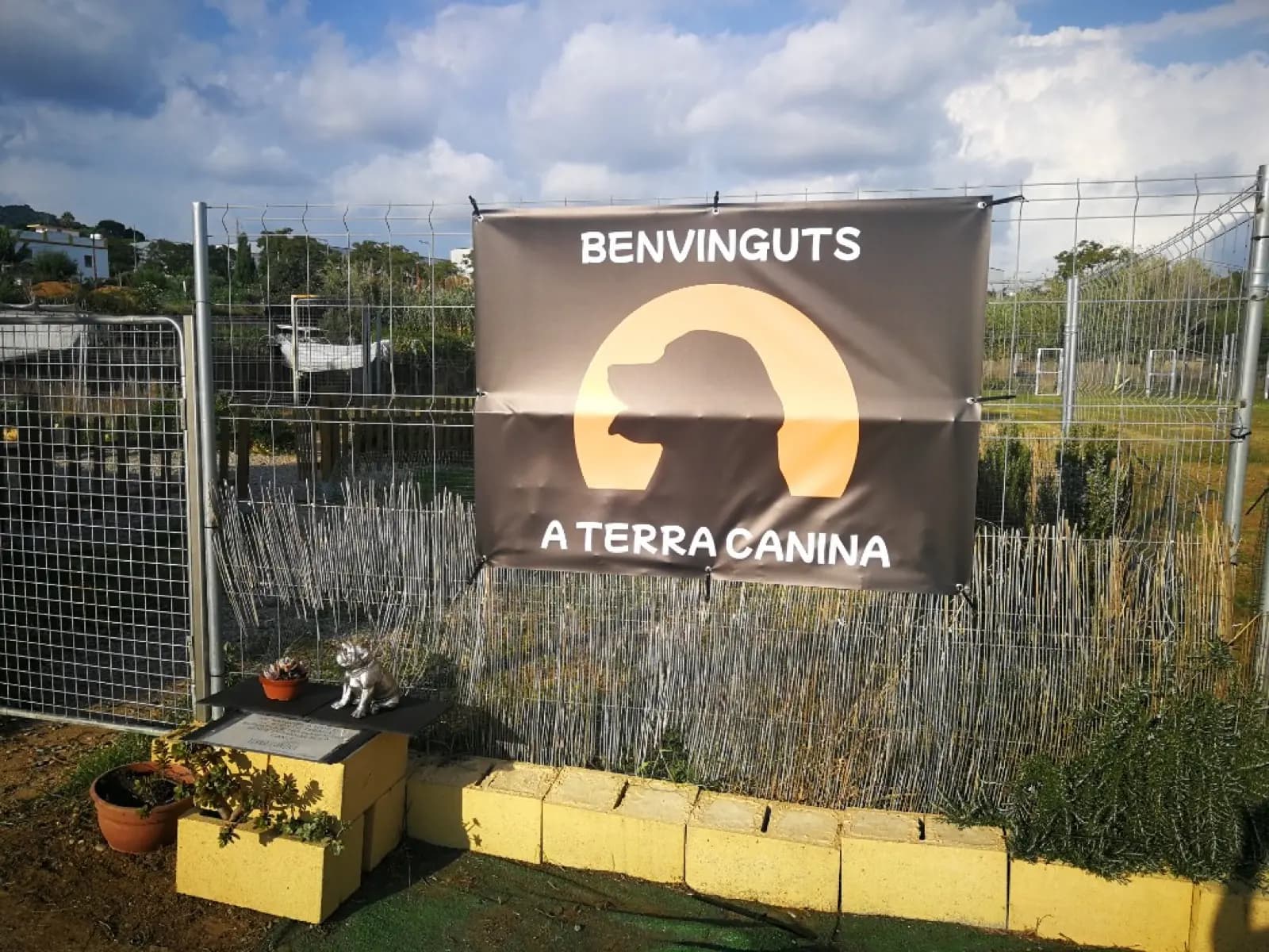 Entrada de les instal·lacions amb banner de benvinguda