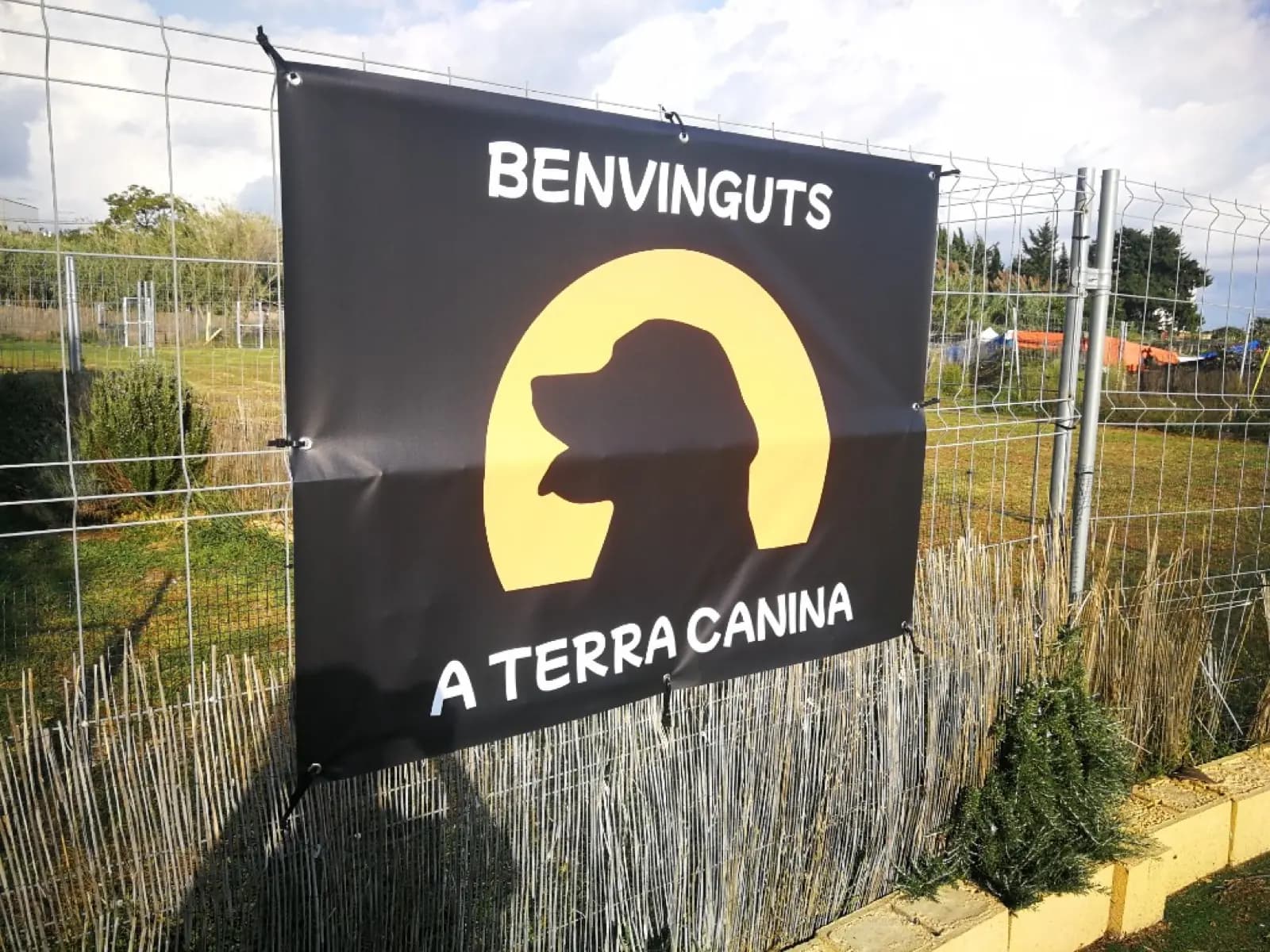 Banner «Benvinguts a Terra Canina» a la tanca