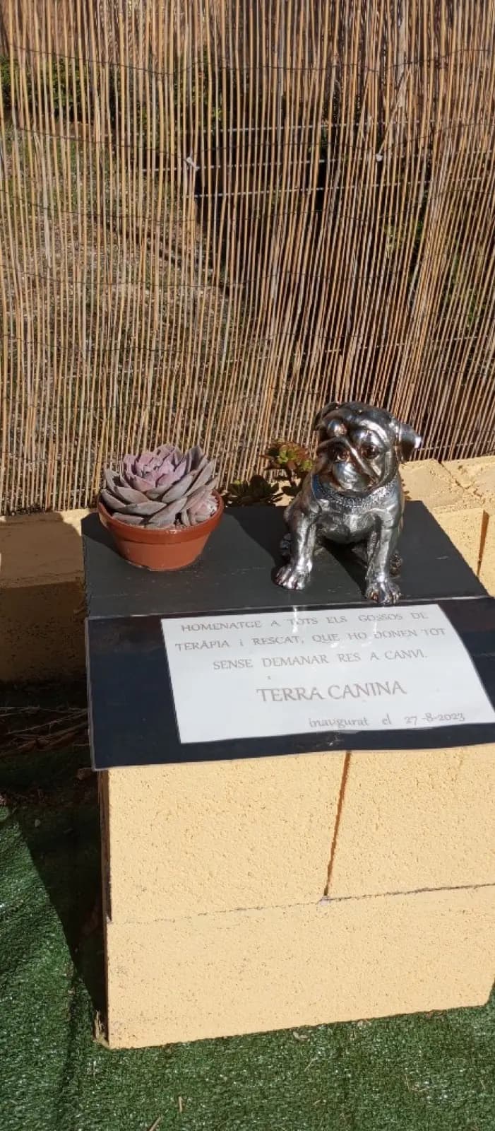 Monument d'homenatge als gossos de teràpia i rescat