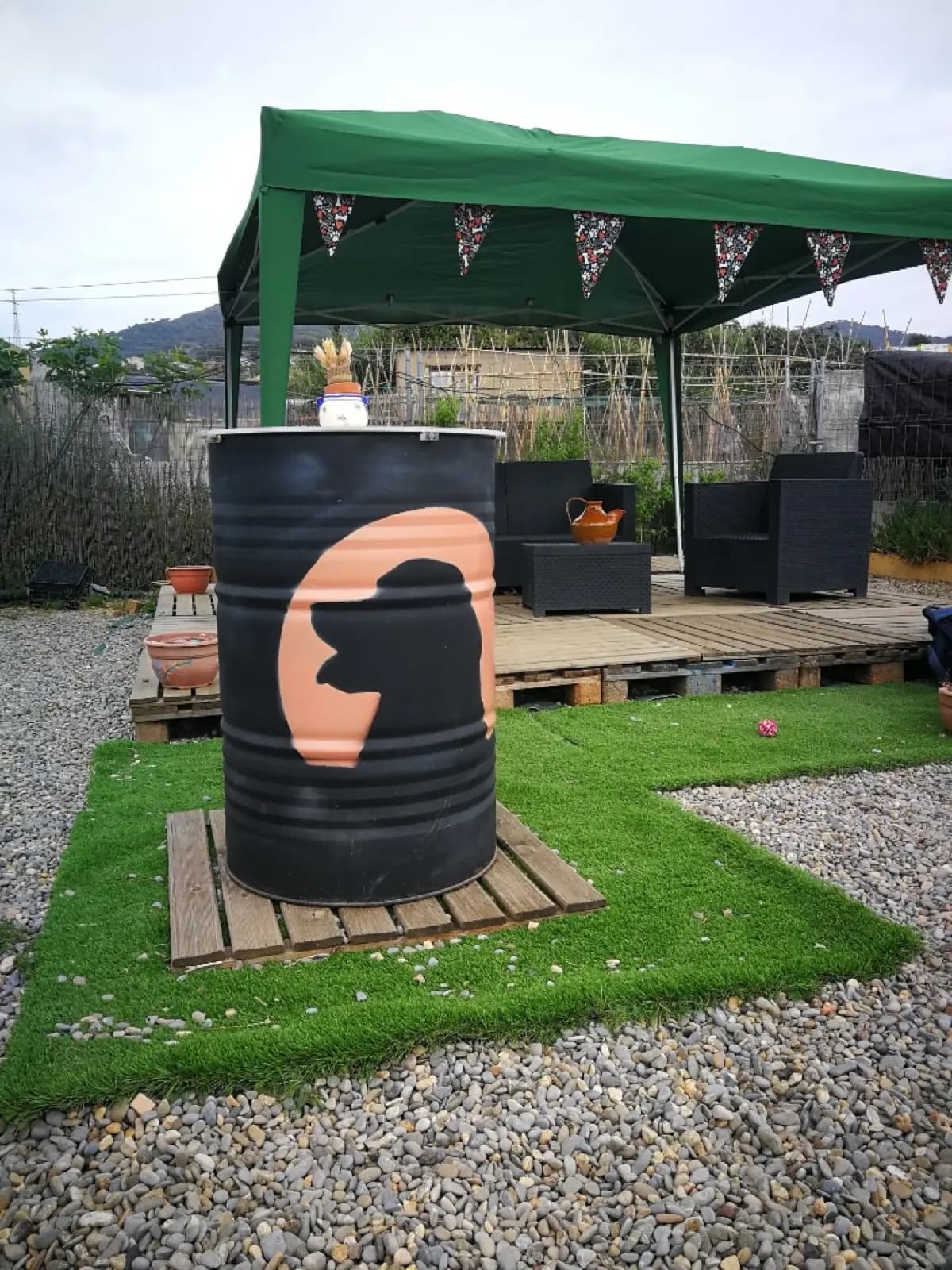 Zona de relax amb tendal i mobiliari exterior